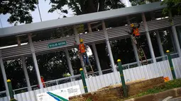 Pembangunan Halte Transjakarta Masjid Agung Al Azhar sebagai pengganti halte yang rusak akibat terbakarnya bus transjakarta pada Agustus lalu, Jakarta, Sabtu (6/9/2014) (Liputan6.com/FAizal Fanani)