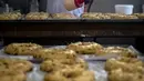 Seorang tukang roti membuat Bolo Rei atau Kue Raja di toko roti Padaria da Ne, Amadora, Portugal, 16 Desember 2022. Bolo Rei terdiri dari kacang kismis, buah-buahan, dan lapisan gula. (CARLOS COSTA/AFP)