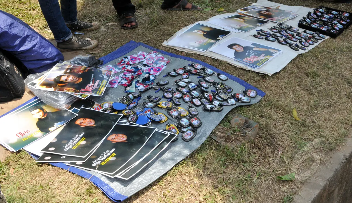 Salah satu dagangan yang dijajakan seorang pedagang di makam Olga Syahputra di TPU Malaka, Jakarta, Selasa (31/3/2015). Empat hari pascakepergian komedian Olga, antusiasme masyarakat berkunjung ke makam masih tinggi. (Liputan6.com/Panji Diksana)