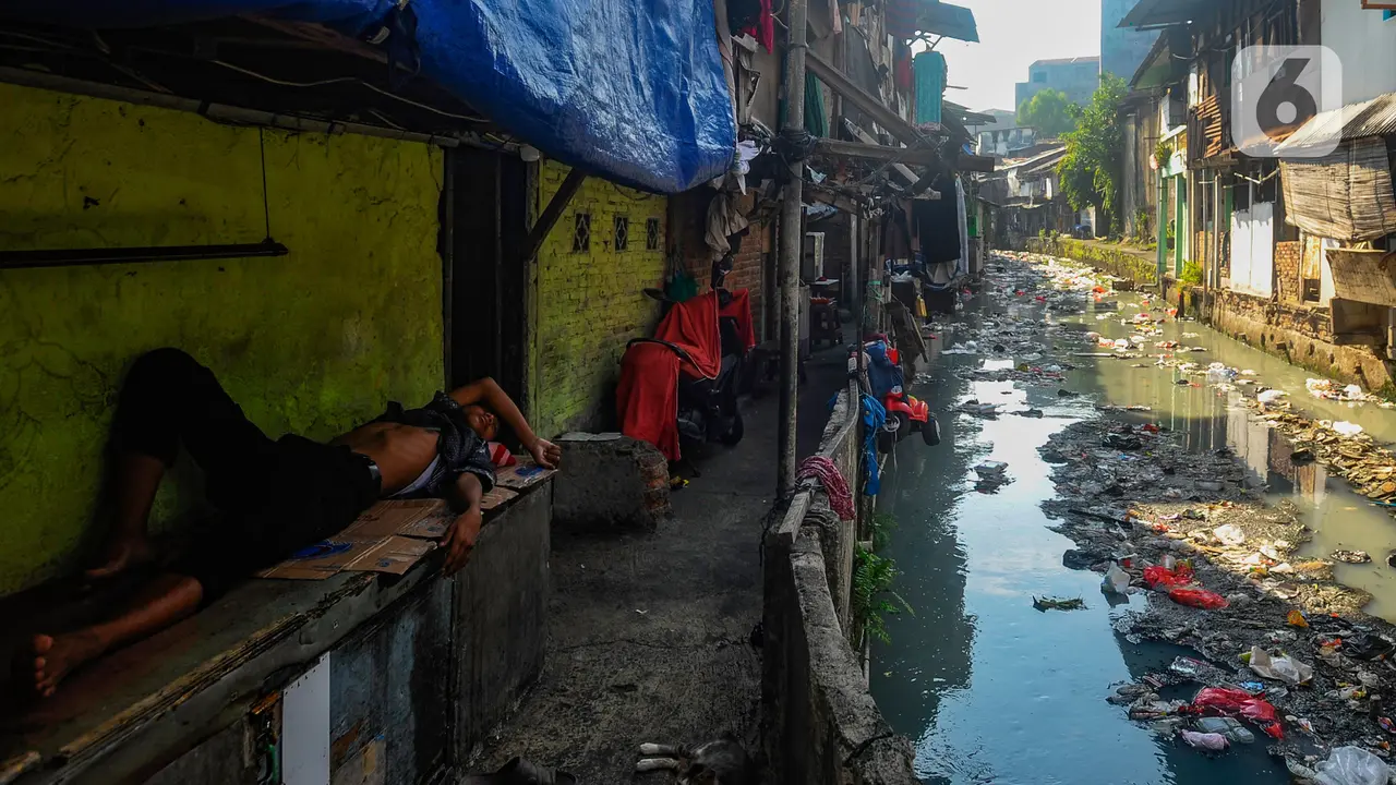 Ceceran Sampah Penuhi Kali Jatibaru Tanah Abang