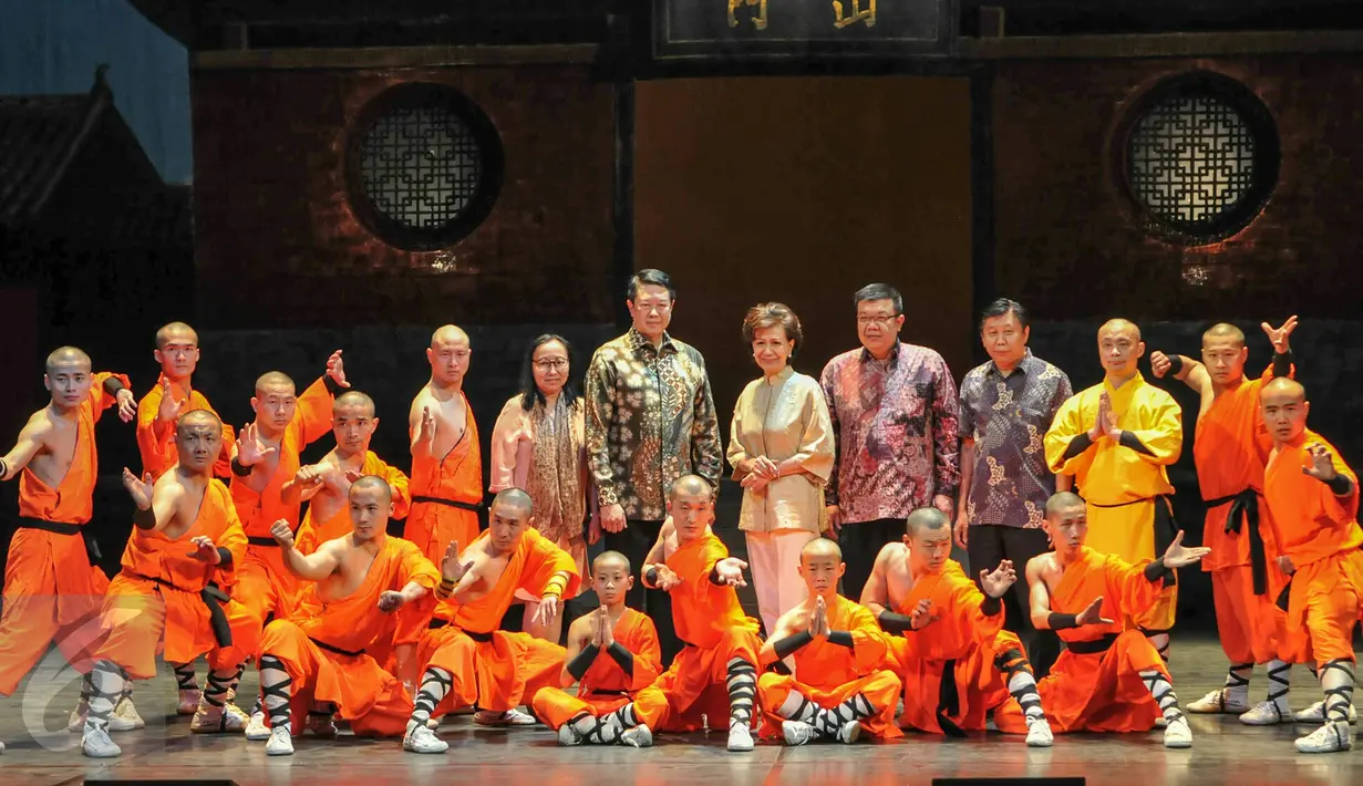 Pihak Bank Mayapada dan Ciputra Artpreneur foro bersama biksu Shaolin saat jumpa pers pertunjukan Shaolin Warriors di Jakarta, (18/2/2016).Pertunjukkan akan diadakan dari tanggal 19-21 Februari 2016. (Liputan6.com/Yoppy Renato)