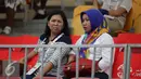 Mantan petenis andalan Indonesia, Yayuk Basuki (kiri) hadir menyaksikan perjuangan Christopher Rungkat dkk di nomor beregu Sea Games 2015 di Kallang Tenis Centre, Singapura, Selasa (9/6/2015). (Liputan6.com/Helmi Fithriansyah)