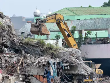 Pekerja melakukan pembongkaran bangunan lama Pasar Rumput, Manggarai, Jakarta, Senin (17/10). Nantinya, pasar yang memiliki luas sekitar 22.710 meter persegi akan dibangun menjadi rusun dengan berbagai fasilitas. (Liputan6.com/Yoppy Renato)