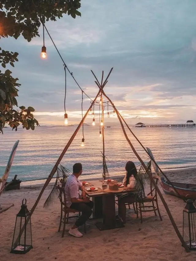 Suasana menyantap makanan di pinggir pantai.
