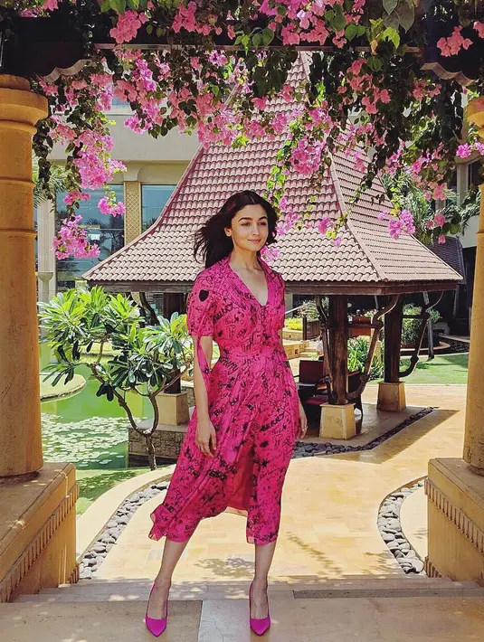 Menurutnya sebagai seorang artis punya kewajiban untuk terus mengembangkan diri. Salah satu caranya adalah menerima tawaran akting yang belum pernah ia coba. (Foto: instagram.com/aliaabhatt)