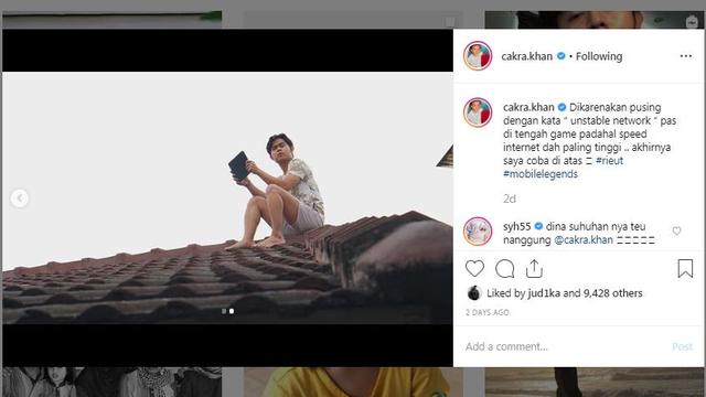 Susah Sinyal, Cakra Khan Naik ke Atap Rumah