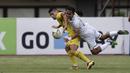 Gelandang Persebaya Surabaya, Abu Rizal, berebut bola dengan striker Bhayangkara FC, Ramiro ezequiel, pada laga Shopee Liga 1 di Stadion Patriot Chandrabhaga, Bekasi, Sabtu (31/8). Persebaya menang 2-0 atas Bhayangkara. (Bola.com/Yoppy Renato)