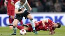 Pemain Belgium, Jon Vertonghen (kiri) berusaha merebut bola dari pemain Rusia, Maksim Kanunnikov pada laga persahabatan di Fisht stadium, Sochi, Rusia, Selasa (28/3/2017). Rusia bermain imbang 3-3. (AP/Denis Tyrin)