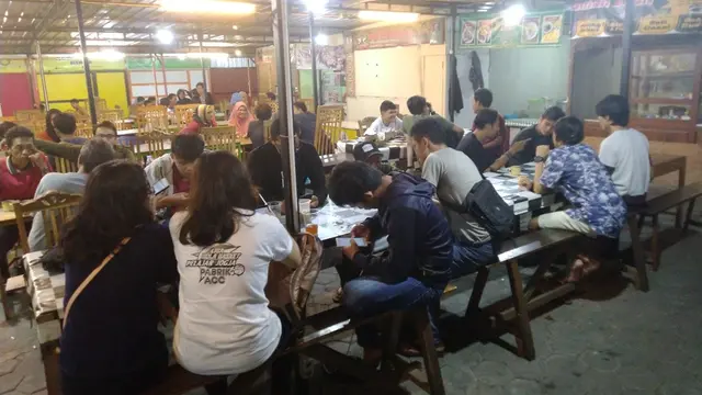 Angkringan Jaman Edan