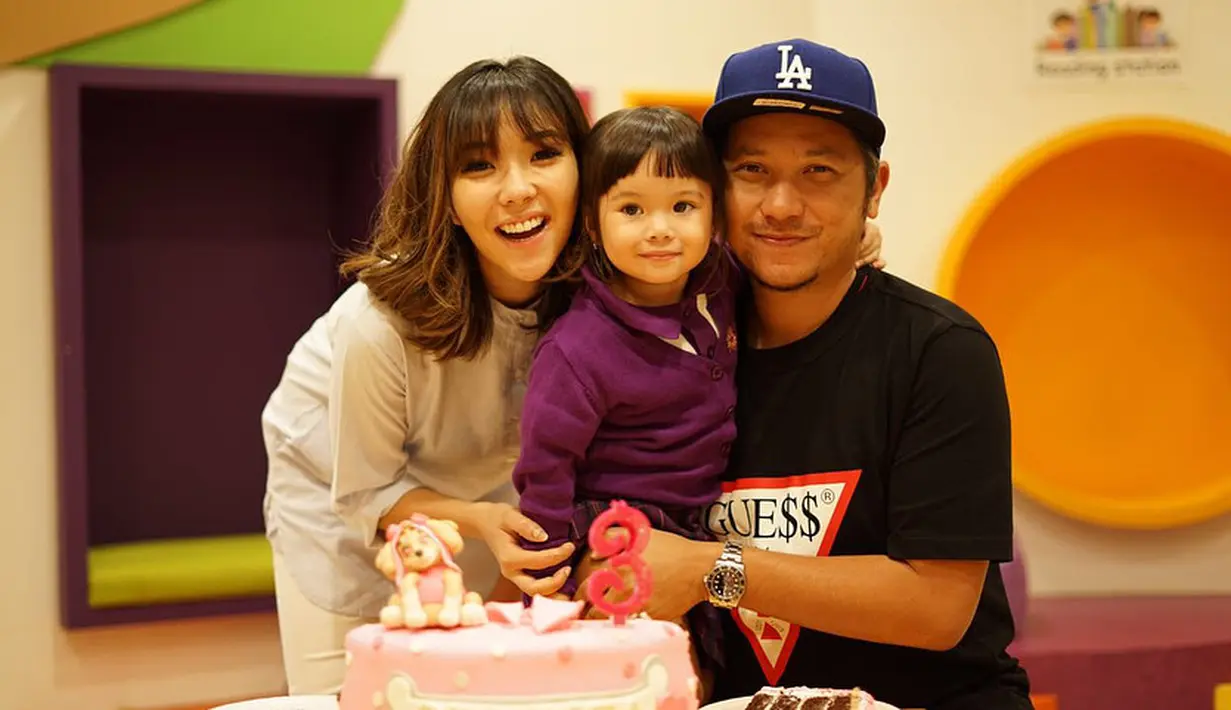 Dari pernikahan itu, mereka dikaruniai putri cantik lucu yang bernama Gempi. Gading dan Gisel sendiri memang tak pernah malu untuk memperlihatkan kemesraan mereka di depan publik. (Foto: instagram.com/gisel_la)