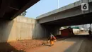Untuk sehari-hari, warga memanfaatkan jalan pipa. Jalan tersebut tidak terhubung dengan jalan utama PIK 2. (Liputan6.com/Johan Tallo)
