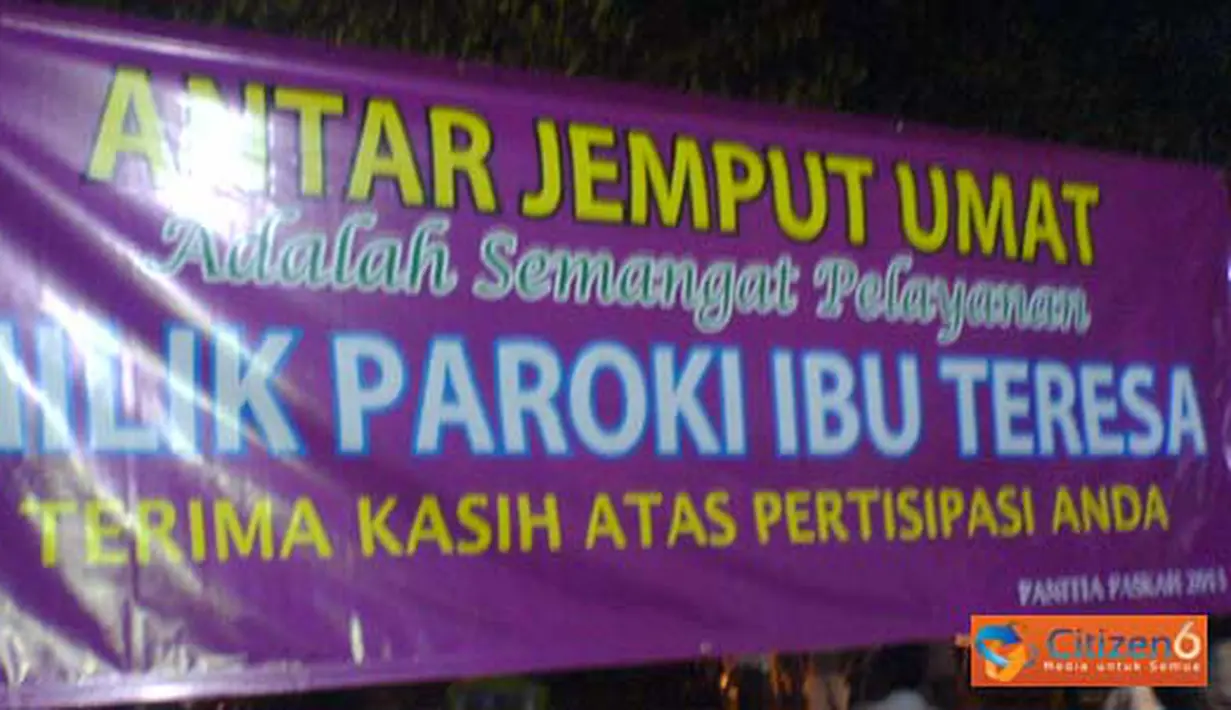 Citizen6, Bekasi: Para Jemaat Gereja Ibu Teresa saling tolong-menolong dengan memberikan tumpangan sukarela berupa jemputan kendaraan kepada jemaat yang naik kendaraan umum. (Pengirim: Oseph Pratama Galih)