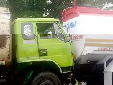 Kecelakaan terjadi di bypass Padang antara Truk Pertamina dengan truk pengangkut air. Truk Pertamina tiba-tiba mengerem mendadak akibat sebuah mobil avansa yang berada di depannya berhenti. 