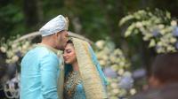 Akad nikah yang digelar di Pine Hill, Kabupaten Bandung, Jawa Barat ini mengusung konsep adat Minang. Pakaian yang digunakan oleh Ammar dan Irish memiliki sentuhan warna biru dan juga emas.  (Kapanlagi.com/Bayu Herdianto)