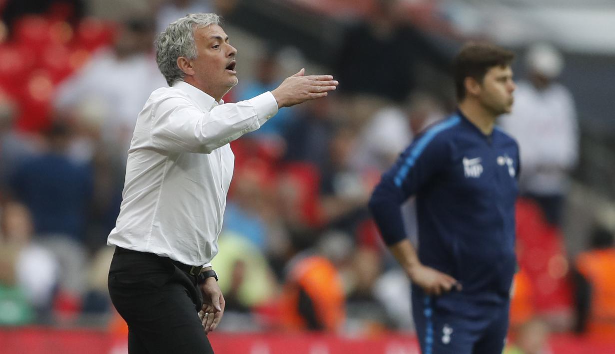 Pelatih Manchester United, Jose Mourinho memberikan arahan kepada timnya saat melawan Tottenham pada semifinal Piala FA di Wembley stadium, London, (21/4/2018). MU menang 2-1. (AP/Frank Augstein)