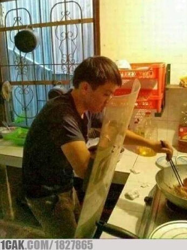 momen kocak pria memasak (foto: 1cak)