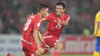 Selebrasi Rezaldi Hehanussa (kiri) usai membobol gawang Tampines Rovers pada laga Piala AFC 2018 di Stadion Utama GBK, Senayan, Jakarta (28/2/2018). Persija unggul sementara 2-0. (Bola.com/Nick Hanoatubun)