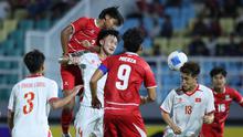 Pemain Timnas Indonesia U-17, Dava Yunna Adi Putra menyundul bola ke gawang Vietnam dalam laga Grup A Piala AFF U-17 2026 di Stadion Gelora Delta Sidoarjo, Sidoarjo, Jawa Timur, Minggu (19/04/2026). (Bola.com/M Iqbal Ichsan)