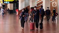Penumpang berjalan di Terminal 2 Bandara Soekarno-Hatta (Soetta), Tangerang, Banten, Rabu (28/10/2020). PT Angkasa Pura II menyebutkan ada 50.000 penumpang yang datang dan pergi dari Bandara Soetta untuk berpergian saat libur panjang pada hari ini. (Liputan6.com/Angga Yuniar)