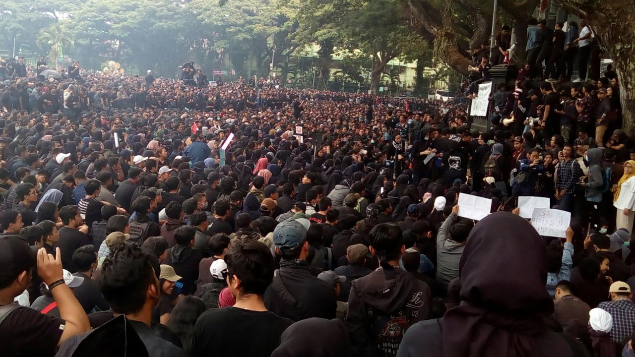 Ribuan Massa Tumplak di Tugu Malang Menolak RUU KUHP Sampai UU KPK