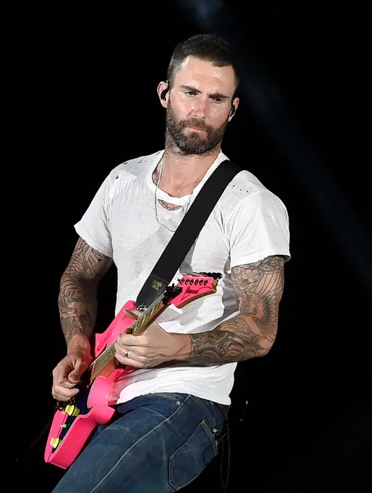 Behati Prinsloo dan Adam Levine resmi mengikat janji suci di Meksiko pada 19 Juli 2014. Model berambut pirang ini berhasil mengubah pikiran Adam Levine yang sebelumnya memilih tak mau menikah. (AFP/Bintang.com)