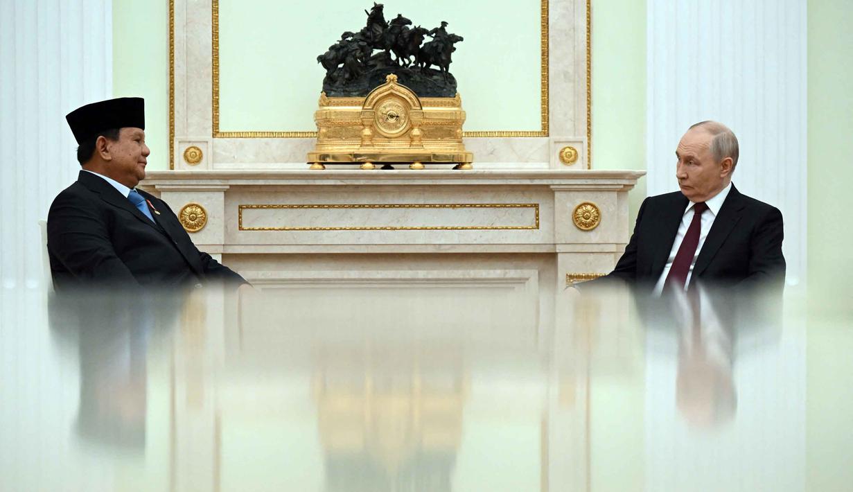 Pertemuan ini menjadi momentum krusial untuk memperdalam kemitraan strategis kedua negara. Tampak dalam foto, Presiden Republik Indonesia, Prabowo Subianto (kiri) saat melakukan pertemuan dengan Presiden Rusia Vladimir Putin di Istana Kremlin, Moskow pada Senin 13 April 2026. (Igor IVANKO/POOL/AFP)