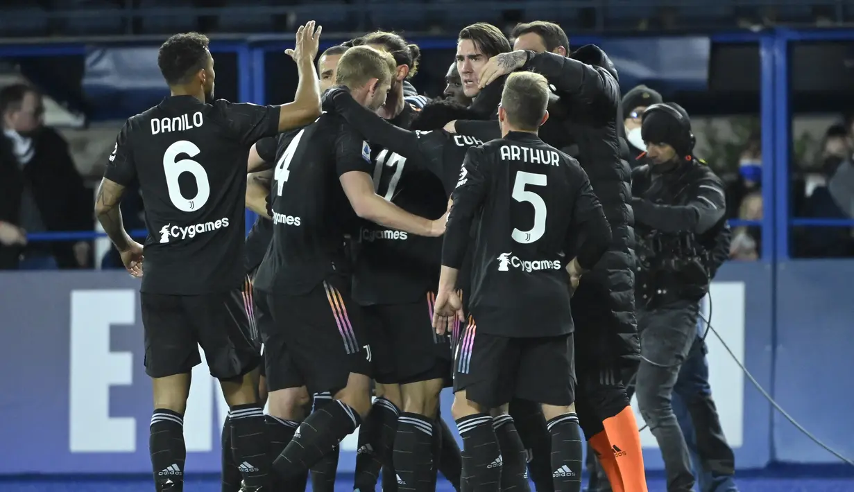 Penyerang Juventus, Dusan Vlahovic berselebrasi usai mencetak gol ke gawang Empoli pada pertandingan lanjutan Liga Serie A Italia di stadion Carlo-Castellani di Empoli, Minggu (27/2/2022). Vlahovic mencetak dua gol dan mengantar Juventus menang atas Empoli 3-2. (AFP/Alberto Pizzoli)