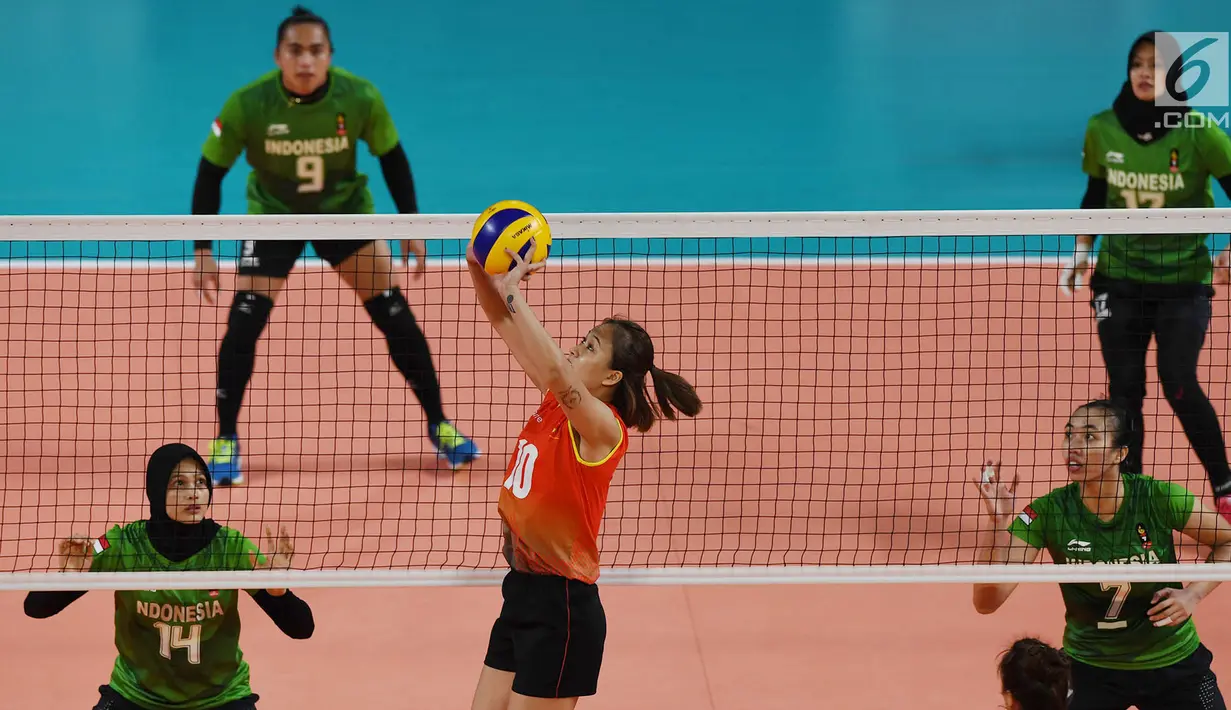 Pevoli putri Vietnam berusaha mengumpan bola saat bertanding melawan Indonesia pada pertandingan babak semifinal peringkat 5-8 voli putri Asian Games 2018 di Tennis Indoor Senayan, Jakarta, Jumat (31/8). Indonesia kalah 1-3. (Merdeka.com/Imam Buhori)