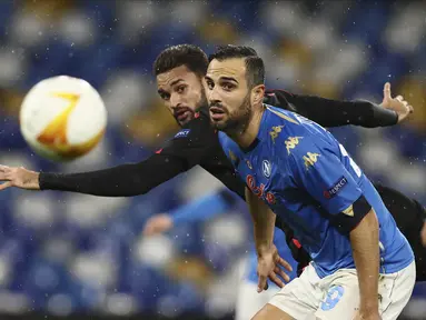 Bek Napoli, Nikola Maksimovic dan penyerang Real Sociedad, William Jose memperebutkan bola pada matchday terakhir Grup F Liga Europa di Diego Armando Maradona, Jumat (11/12/2020) dini hari WIB. Napoli bermain imbang 1-1 melawan Real Sociedad. (Alessandro Garofalo/LaPresse via AP)