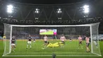 Pemain West Ham United Issa Diop (kanan) mencetak gol ke gawang Sheffield United pada pertandingan Liga Inggris di London Stadium, London, Inggris, Senin (15/2/2021). West Ham United menang 3-0. (Glyn Kirk/Pool via AP)