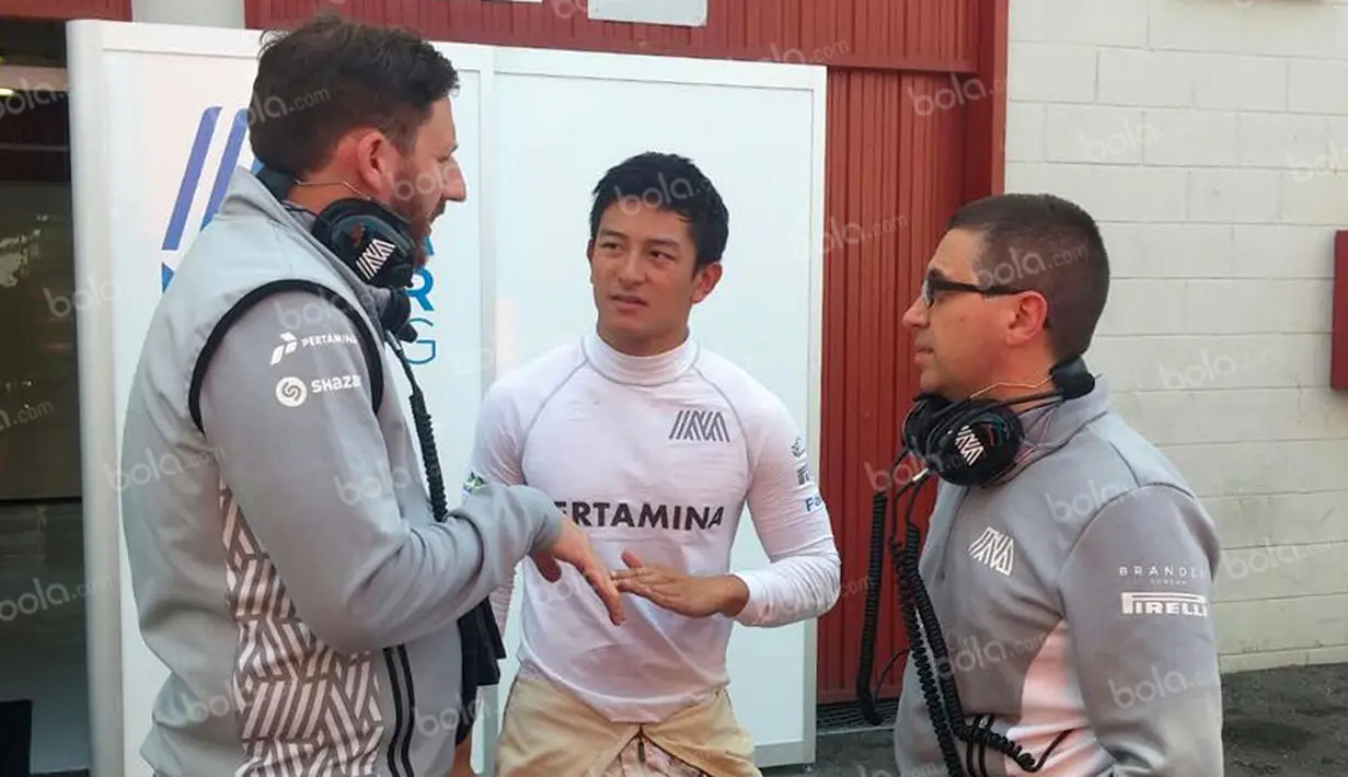 Pebalap Manor Racing asal Indonesia, Rio Haryanto, berdiskusi dengan kru Manor Racing seusai latihan bebas ketiga F1 GP Spanyol di Sirkuit Catalunya, Spanyol, Sabtu (14/5/2016). (Bola.com/Reza Khomaini)