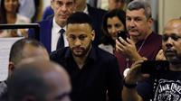 Bintang timnas Brasil, Neymar meninggalkan kantor polisi di Rio de Janeiro, Kamis (6/6/2019). Kedatangan Neymar untuk memberikan keterangan terkait menyebarkan foto dan percakapan pribadi dengan perempuan yang menudingnya melakukan pemerkosaan ke media sosial. (AP/Leo Correa)