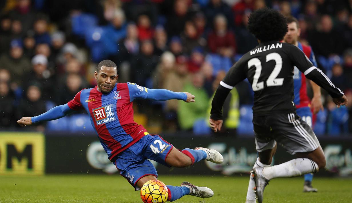  Pemain Crystal Palace, Jason Puncheon menghalau bola dari kejaran Willian pada laga Liga Premier Inggris di Stadion Selhurst Park, Inggris,, Minggu (3/01/2016). Chelsea menang 3-0. (Reuters/John Sibley)