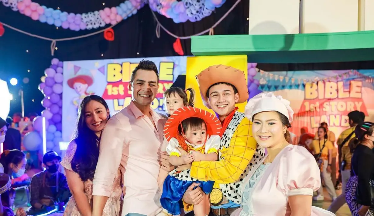 Sedangkan baby Bible tampak menggemaskan pakai kostum Jessi lengkap dengan topi koboinya. [instagram/felicyangelista_]