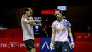 Ekspresi kecewa pebulu tangkis ganda campuran Indonesia, Rinov Rivaldy/Lisa Ayu Kusumawati setelah gagal mengembalikan kok ke arah pasangan Jepang, Hiroki Midorikawa/Natsu Saito dalam laga semifinal Indonesia Masters 2025 di Istora Senayan, Jakarta, Sabtu (25/01/2025). (Bola.com/Bagaskara Lazuardi)