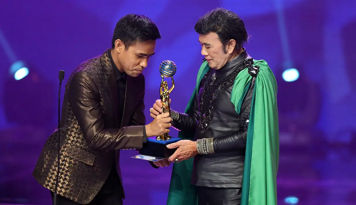 Penyanyi dan pecipta lagu dangdut H. Rhoma Irama telah banyak menciptakan lagu-lagu hits. Atas karya-karyanya yang dinilai melegenda Raja Dangdut itu mendapat penghargaan Lifetime Achievment Indonesian Dangdut Awards 2017. (Bambang E. Ros/Bintang.com)