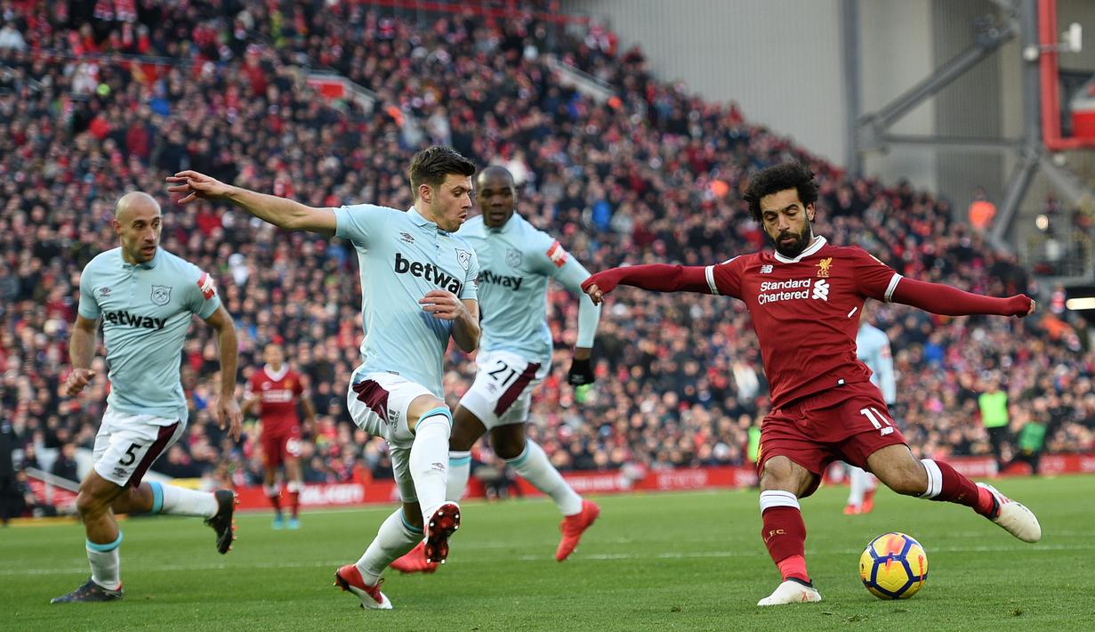 Aksi pemain Liverpool, Mohamed Salah (kanan) saat mencetak gol ke gawang West Ham pada laga Premier League pekan ke-28 di Anfield Stadium, Liverpool, (24/2/2018). Liverpool menang 4-1. (AFP/Oli Scarff)
