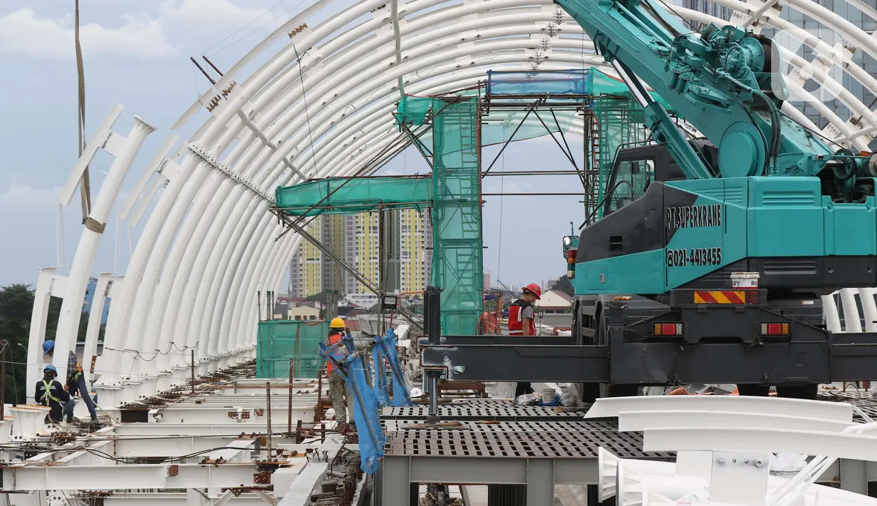 Pekerja beraktivitas menyelesaikan pengerjaan Stasiun LRT Jabodebek Dukuh Atas, Jakarta, Minggu (29/11/2020). Saat ini progres pembangunan LRT Jabodebek sudah mencapai 79,52 persen dan ditarget akan beroperasi pada pertengahan 2022. (Liputan6/Helmi Fithriansyah)