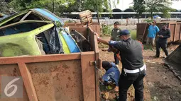 Petugas membersihkan area lahan di kawasan Pasar Kramat Jati, Jakarta, Jumat (2/9). Pemprov DKI berencana membangun pusat perkulakan sembako di tempat tersebut. (Liputan6.com/Yoppy Renato)