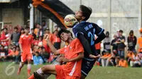 Pemain Persija dan tim Pra PON DKI Jakarta berebut bola saat laga uji coba di NYTC Sawangan, Depok, Sabtu (27/2/2016). Laga ujicoba ini persiapan Persija menghadapi turnamen Piala Bhayangkara dan ISC 2016. (Liputan6.com/Helmi Fithriansyah)