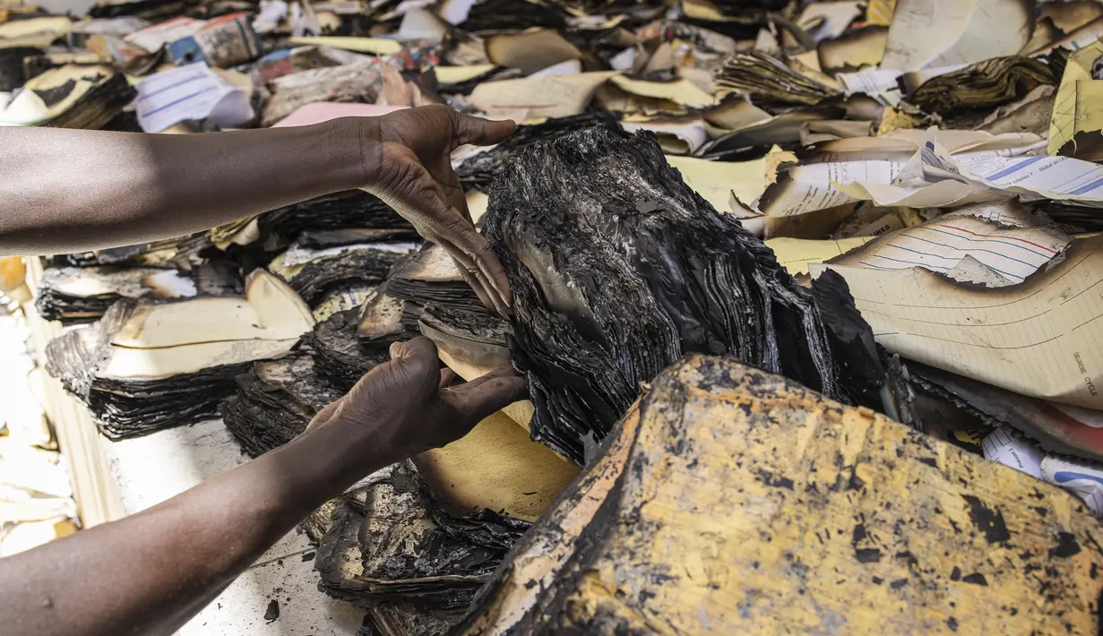 Protes dengan kekerasan meletus di ibukota Dakar dan kota-kota lain setelah pemimpin oposisi Ousmane Sonko dijatuhi hukuman dua tahun penjara pada tanggal 1 Juni. (JOHN WESSELS / AFP)