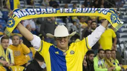 Suporter Maccabi Tel Avivís memberi dukungan kepada timnya saat laga  lanjutan Liga Champion grup G di Stadion Sammy Ofer, Israel, Rabu (25/11/2015). dini hari WIB. (AFP Photo/Jack Guez). 