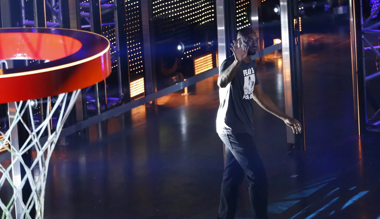 Kobe Bryant saat naik diatas panggung pada penghargaan Kids Choice Sport 2016 di Los Angeles, California, (14/7/2016). (REUTERS/Mario Anzuoni)