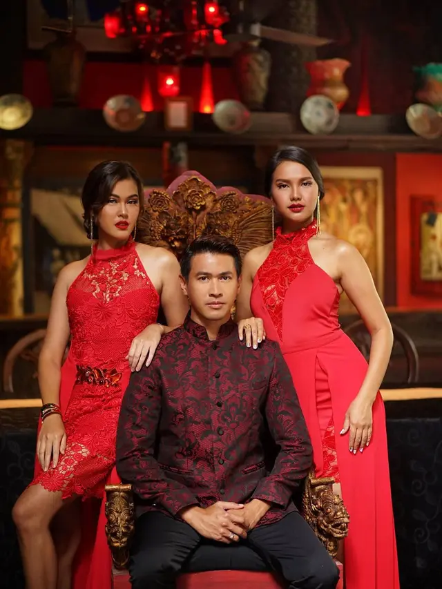 6 Potret Hessel Steven Bersama Rebecca Tamara dan Valerie Krasnadewi Bertema Imlek