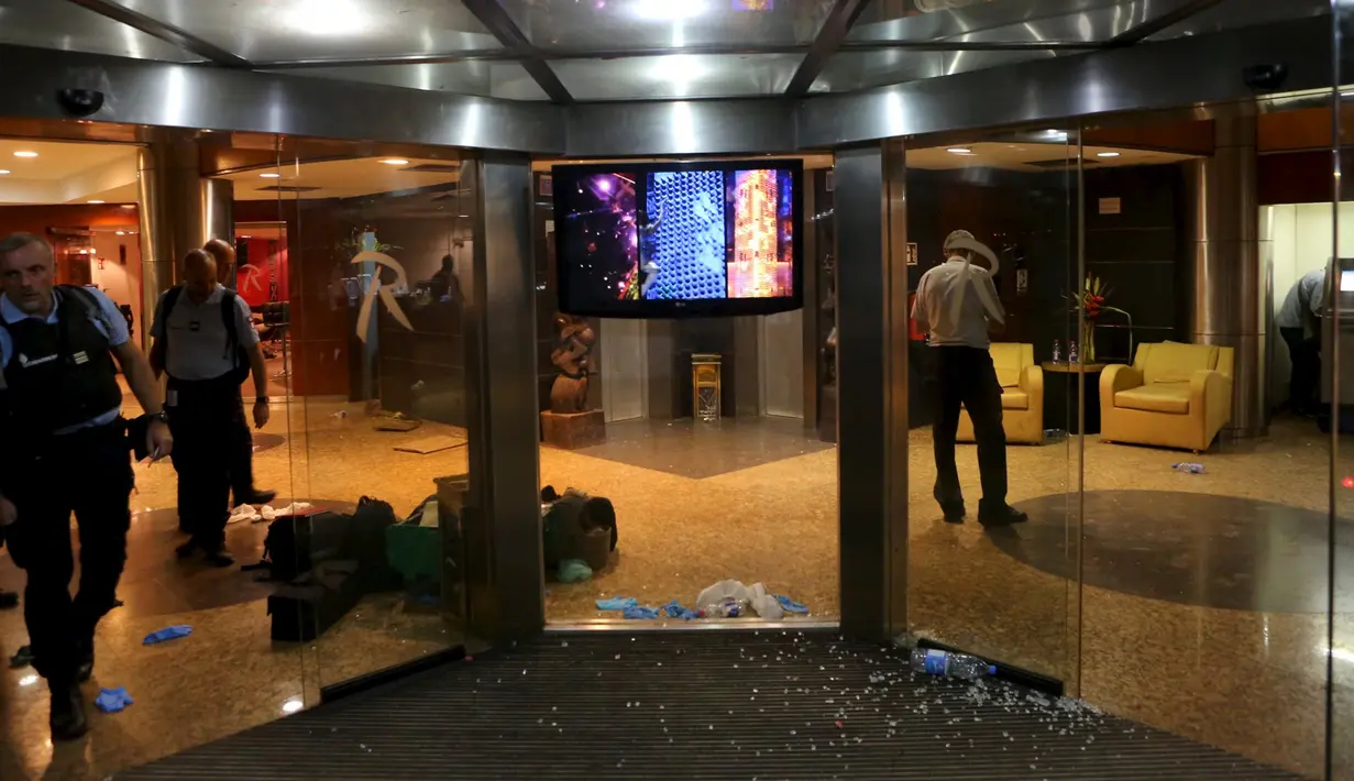 Sejumlah petugas keluar dari lokasi terjadinya aksi penyanderaan di Hotel Radisson Blu di Bamako, Mali, Jumat (20/11). Aksi penyanderaan yang berlangsung selama 9 jam tersebut menewaskan 27 orang. (REUTERS/Joe Penney)