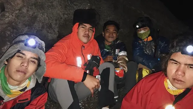 Al Ghazali bersama El Rumi dan Dul Jaelani di Gunung Semeru (Instagram/alghazali7)