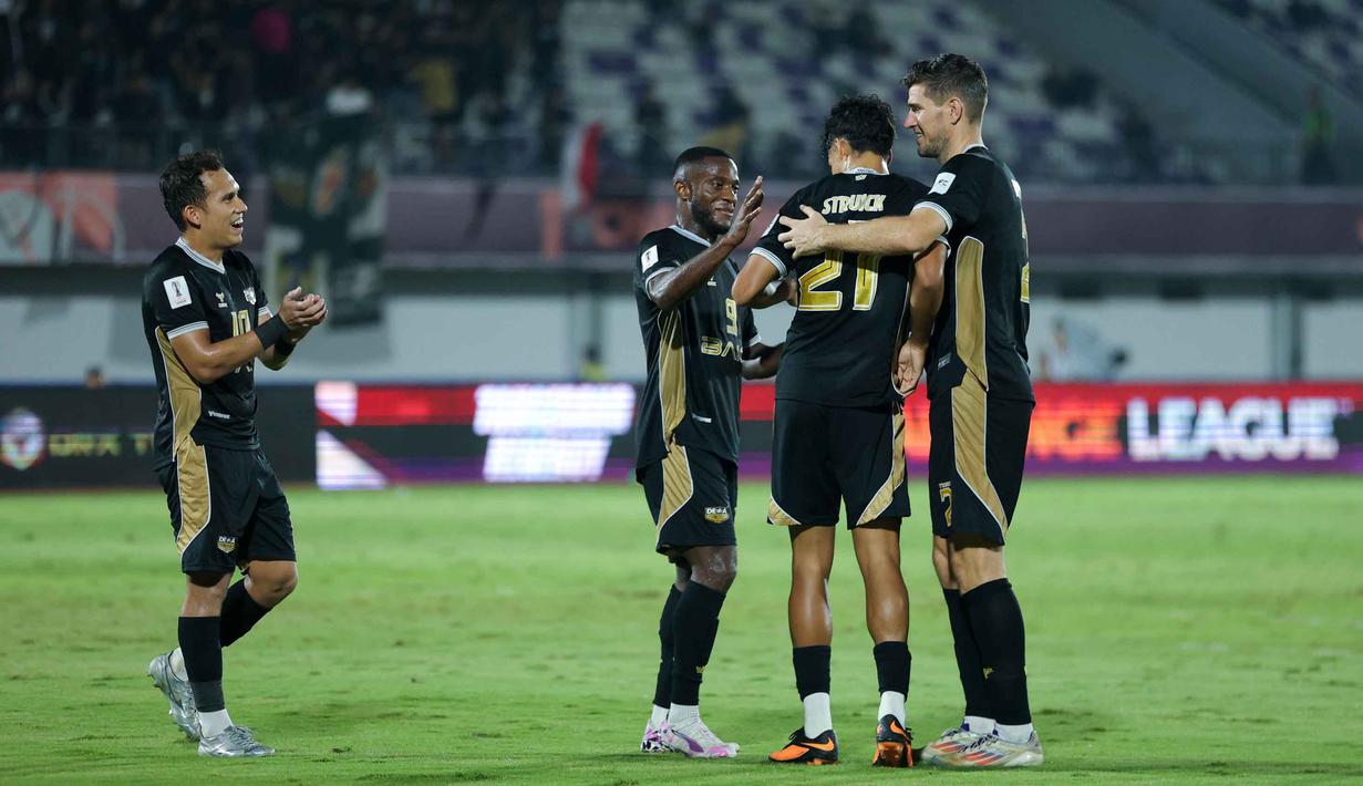 Tiga menit kemudian, Rafael Struick mencatatkan namanya di papan skor. Dewa United unggul 4-1. Hingga akhir pertandingan, skor 4-1 untuk Dewa United tidak berubah. Kemenangan ini memastikan Dewa United melaju ke perempat final AFC Challenge League 2025-2026. Tampak dalam foto, pemain Dewa United merayakan gol yang dicetak Rafael Struick ke gawang Shan United pada matchday ketiga Grup E AFC Challange League 2025-2026 di Stadion Indomilk Arena, Tangerang, Sabtu (1/11/2025) malam WIB. (Bola.com/M Iqbal Ichsan)