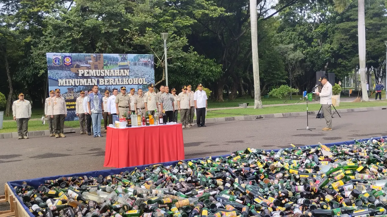 Penjabat (Pj) Gubernur DKI Jakarta Heru Budi Hartono memusnahkan 14.447 botol minuman beralkohol hasil penertiban Satuan Polisi (Satpol) Pamong Praja (PP) DKI Jakarta di Jalan Silang Monas Tenggara. (Winda Nelfira/Liputan6.com)