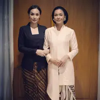 Di momen langkahan, Sara Wijayanto tampak mendampingi sang adik mengenakan kebaya kutu baru warna hitam yang dipadukan kain batik. [@sarawijayanto]