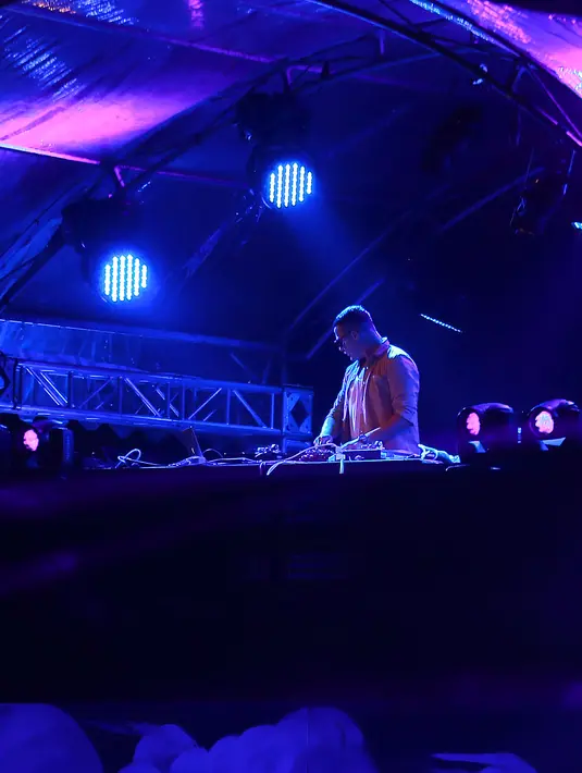 DJ Snake yang merupakan penampil asal Perancis ini tampil memukau di panggung utama Garudha Land arena JIExpo, Kemayoran. Naik turun nada yang DJ Snake mainkan membuat penonton tak henti berteriak dan bertepuk tangan. (Galih W. Satria/Bintang.com)